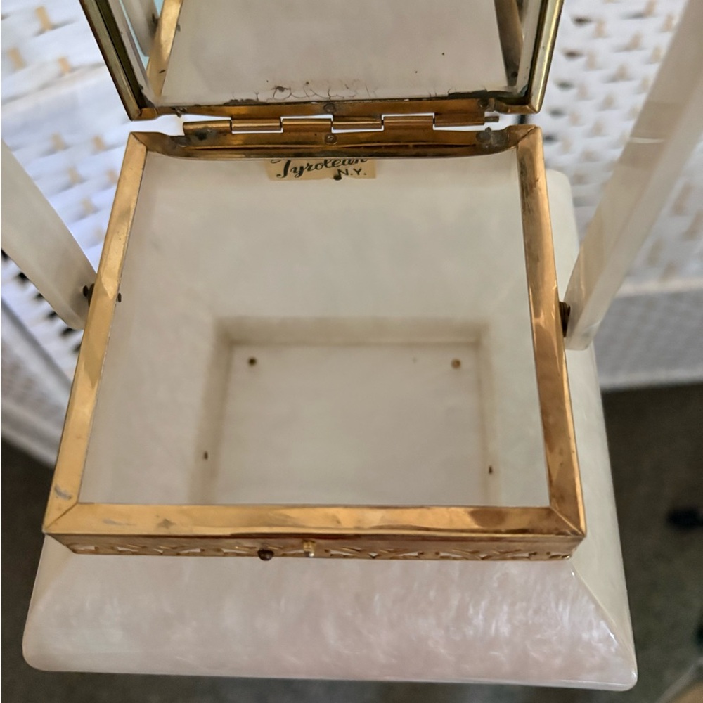 Vintage Tryolean NY White Pearl Lucite & Metal bag with Brass Filigree 1950 - Picture 5 of 8
